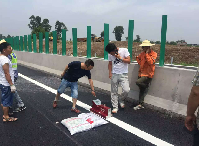 四川道路標線涂料--國道321瀘縣機場快速